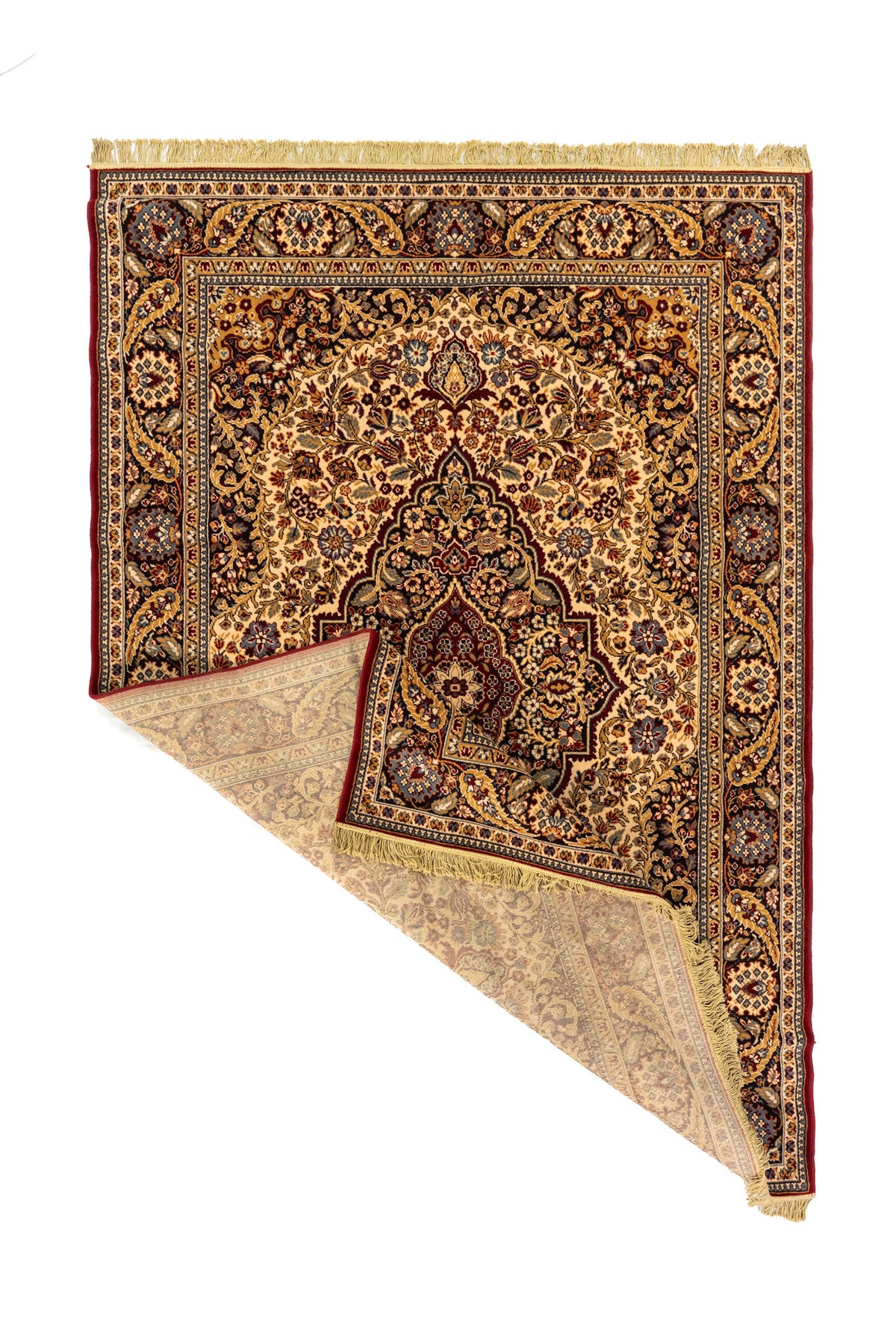 Alfombra clásica rectangular con una esquina doblada que muestra el reverso del tejido, los flecos y el detalle del diseño decorativo