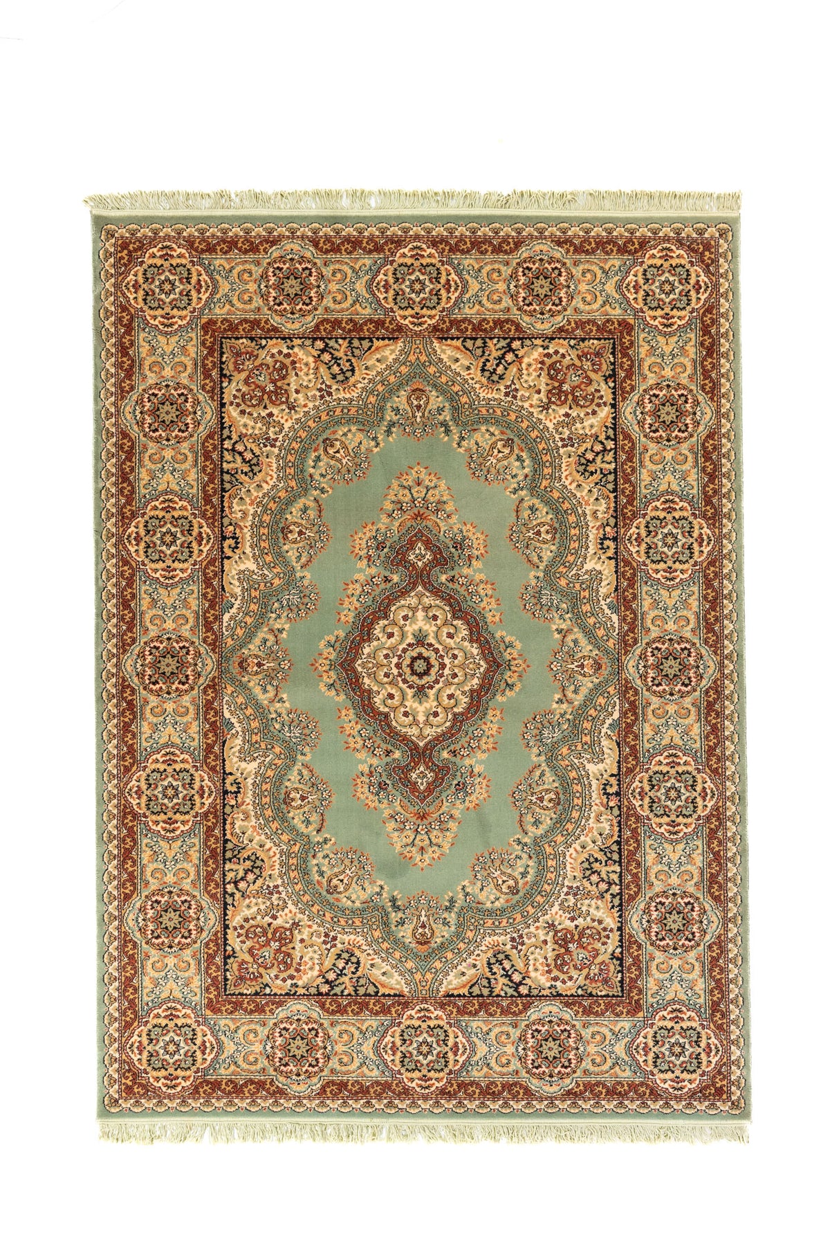 Alfombra oriental rectangular en tono verde con medallón central beige y guarda ornamental en tonos beige, rojo y azul
