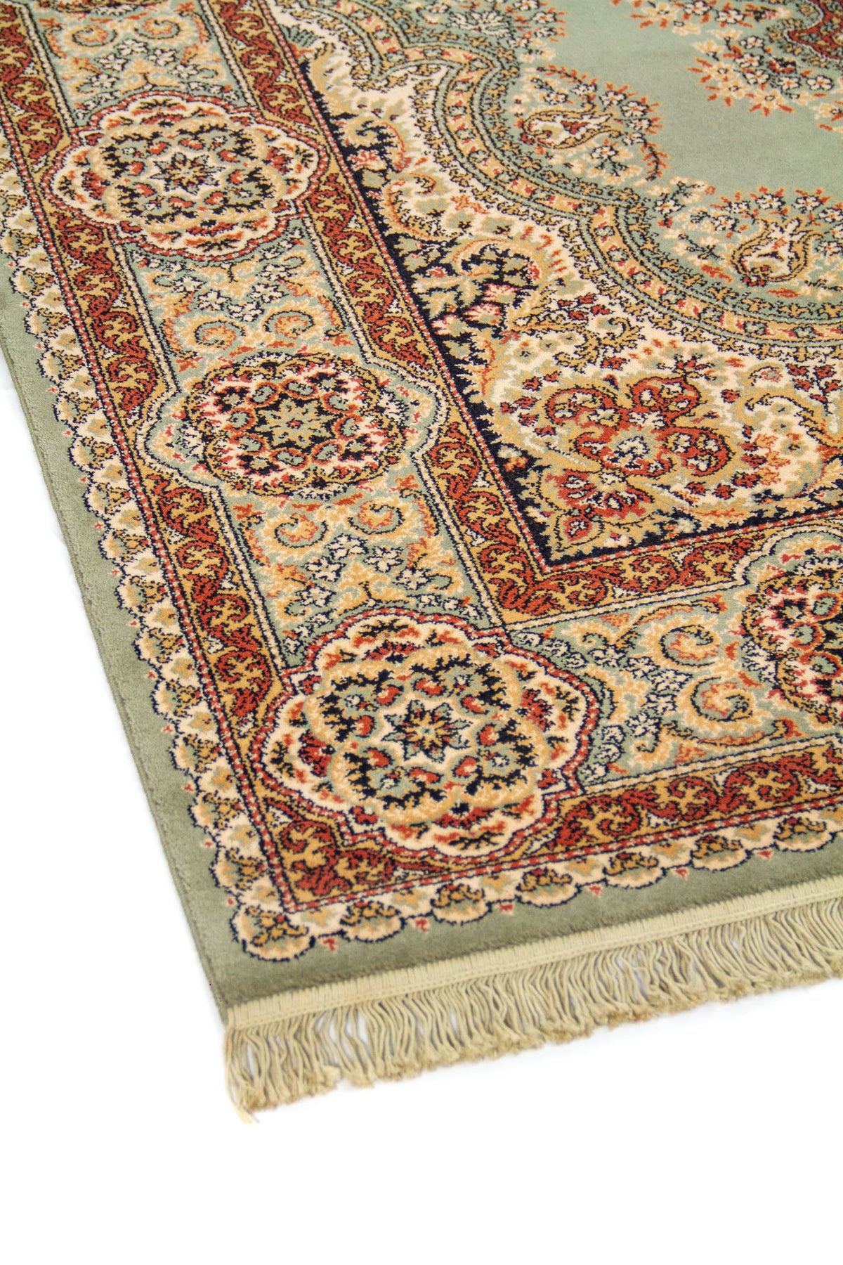 Primer plano del borde de alfombra oriental con fondo verde suave, guarda decorativa y diseño floral tradicional