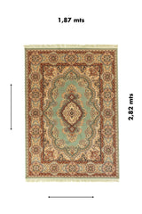 Alfombra oriental rectangular de 1.87 x 2.82 metros en tono verde oscuro con medallón central y referencia visual de medidas