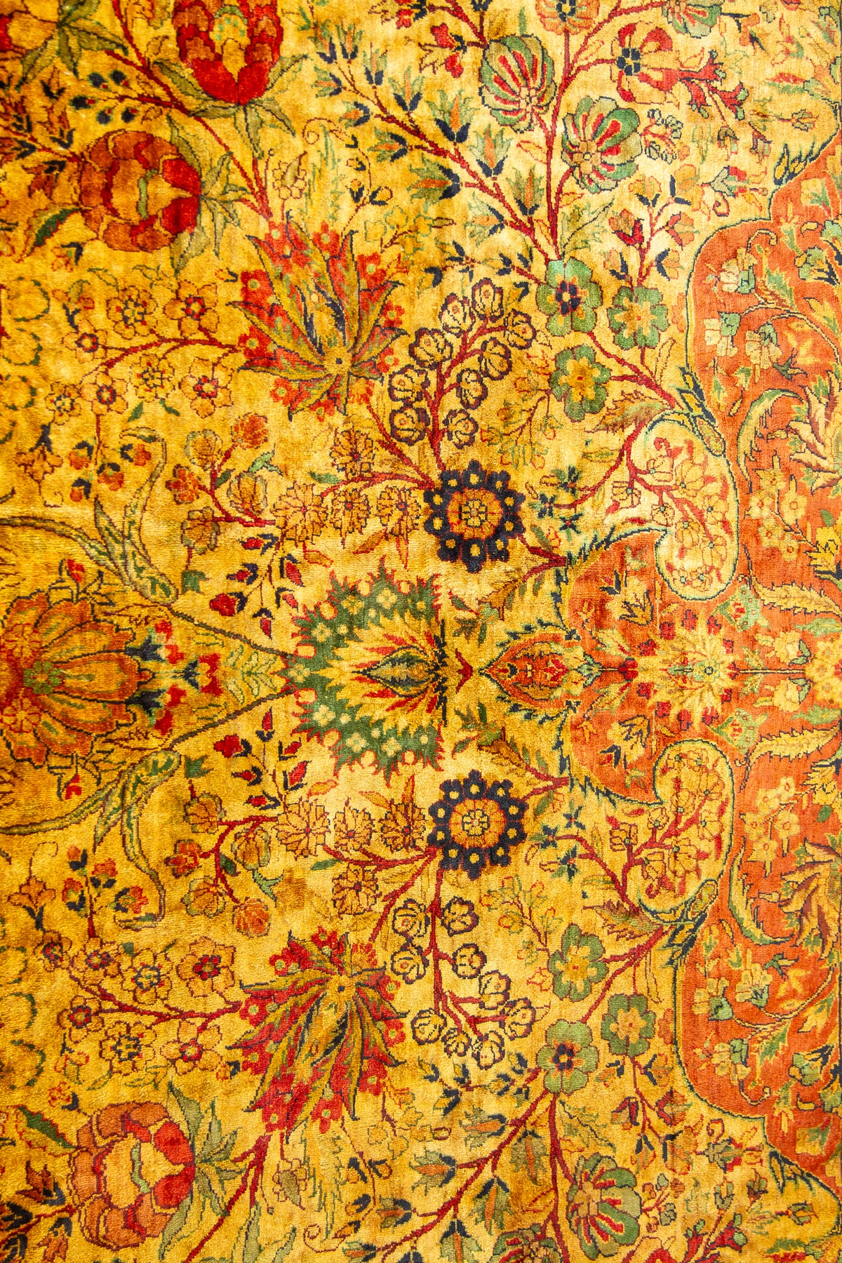 Detalle del diseño floral vintage de alfombra Ispahan Seda Fragmento dorada