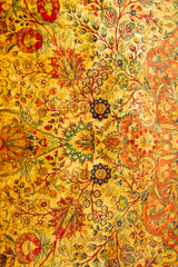 Detalle del diseño floral vintage de alfombra Ispahan Seda Fragmento dorada