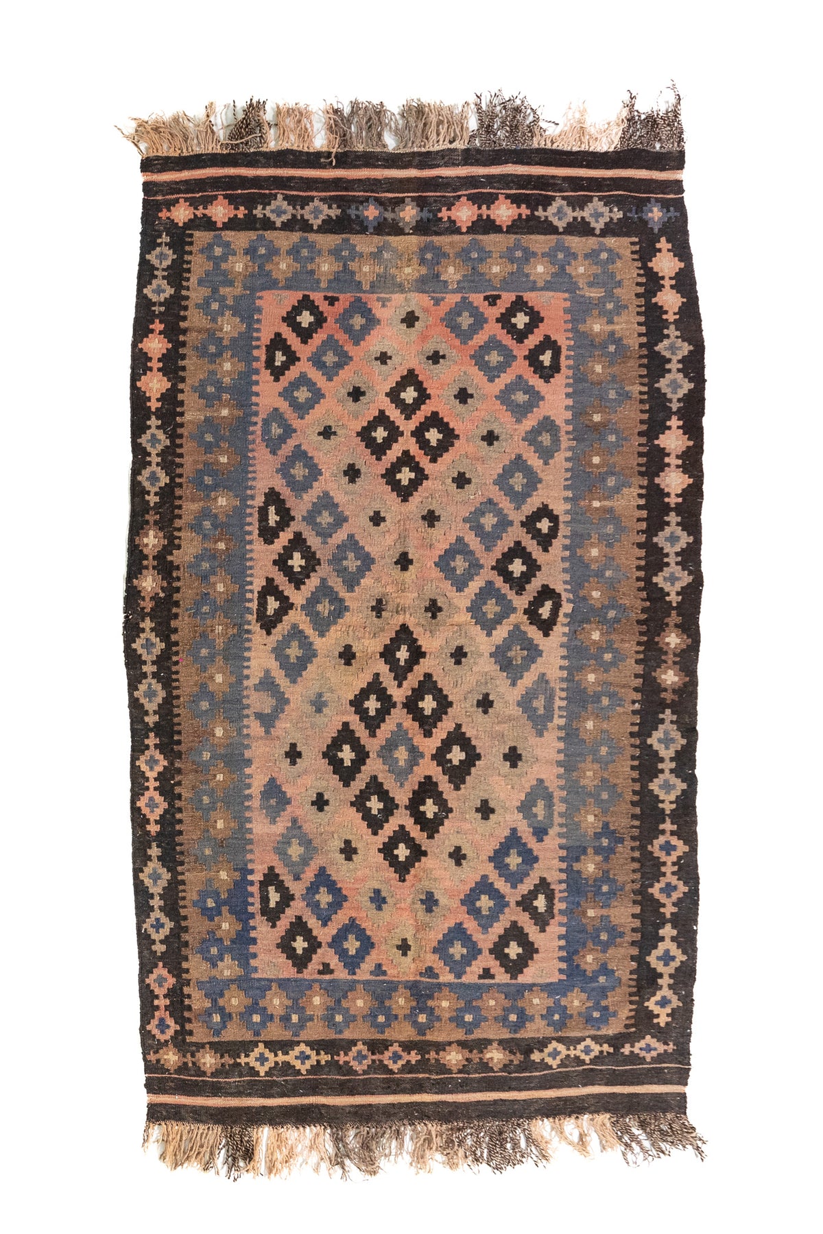 Alfombra rectangular artesanal en tonos rosa cálido, azul, marrón y negro, con diseño geométrico simétrico y flecos en ambos extremos.