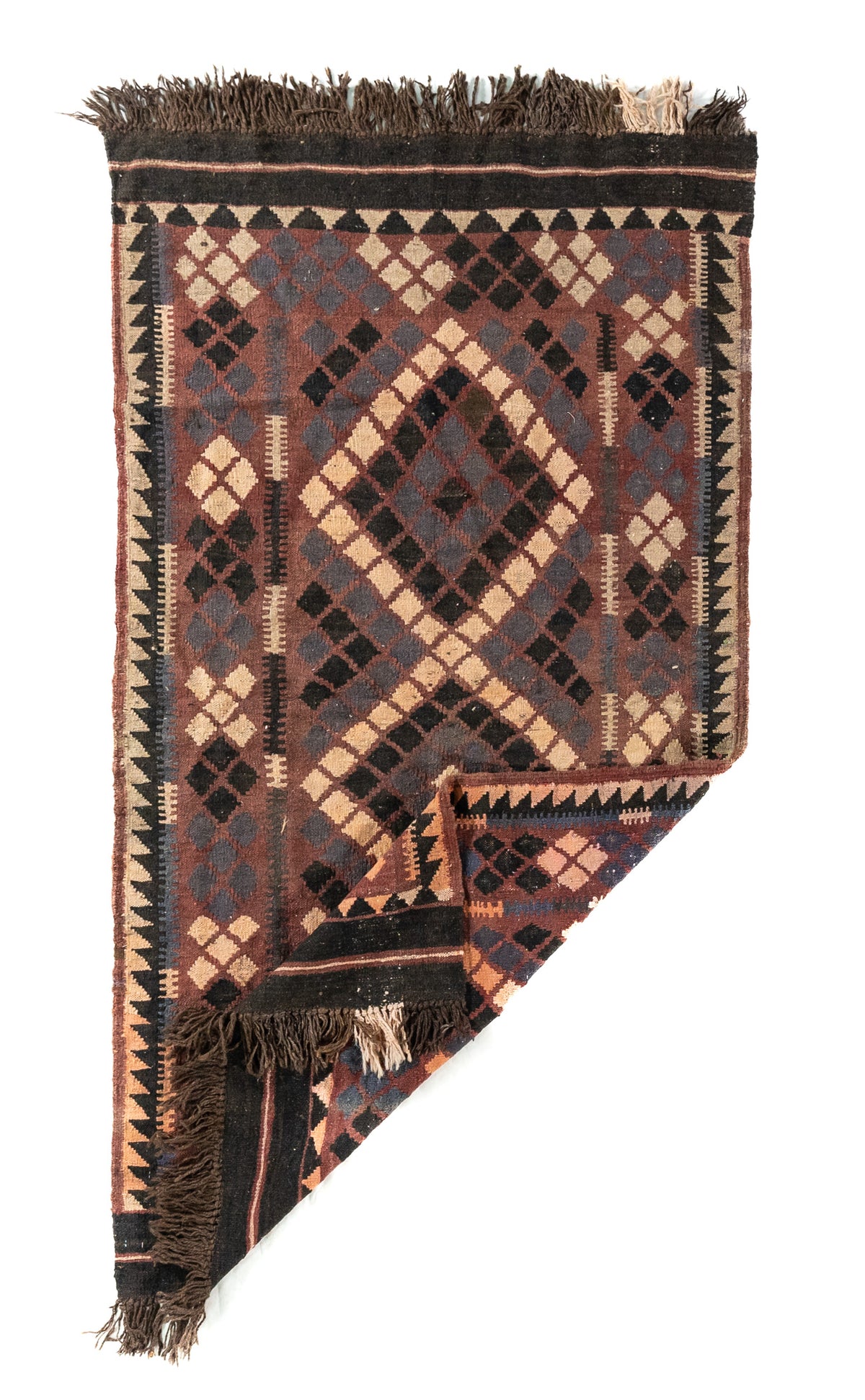 Alfombra geométrica tejida con una esquina doblada, en colores marrón oscuro, negro, beige y azul oscuro, que muestra su flexibilidad y acabado artesanal.