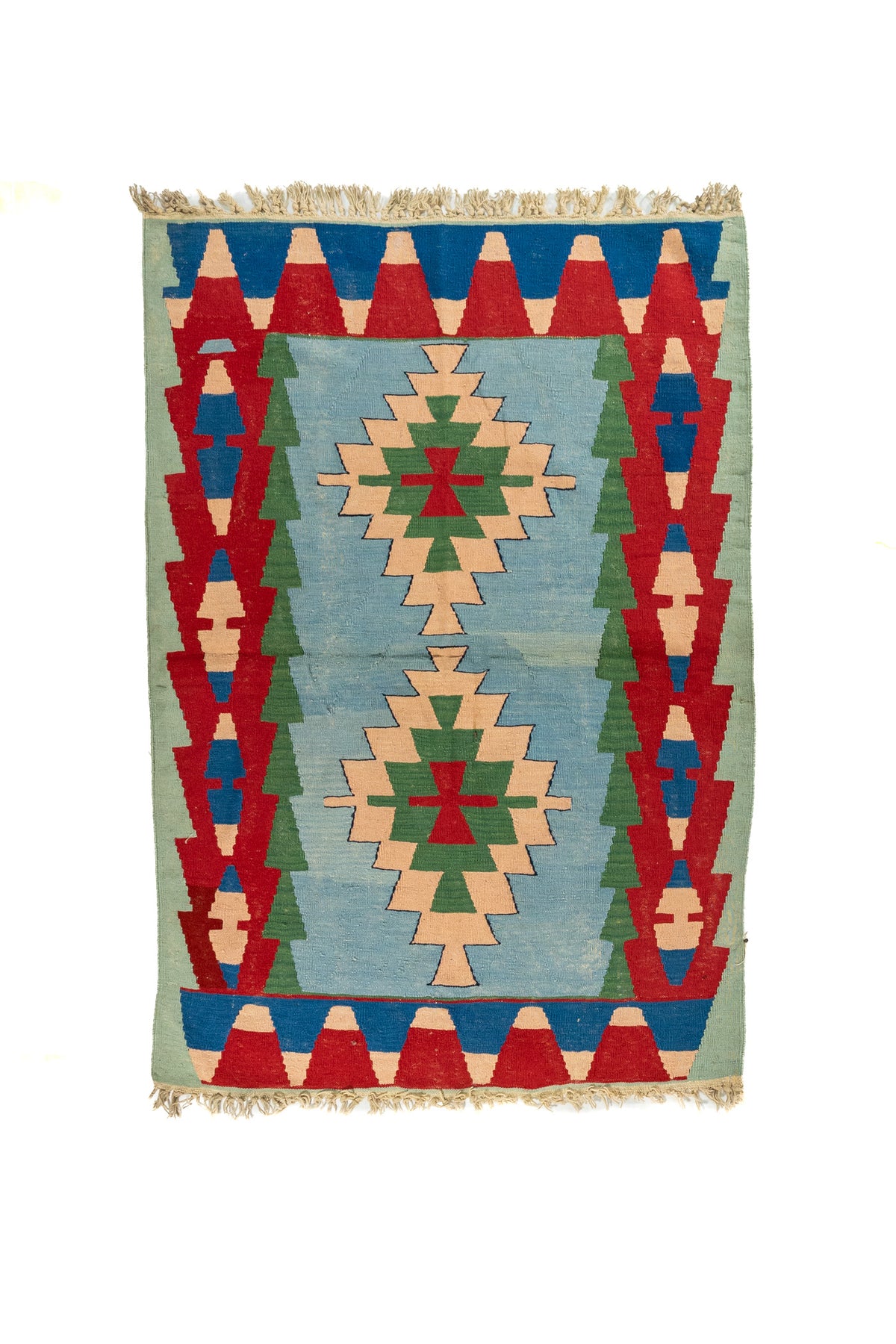 Alfombra estilo kilim con diseño geométrico en tonos celeste, rojo, azul, verde y beige.