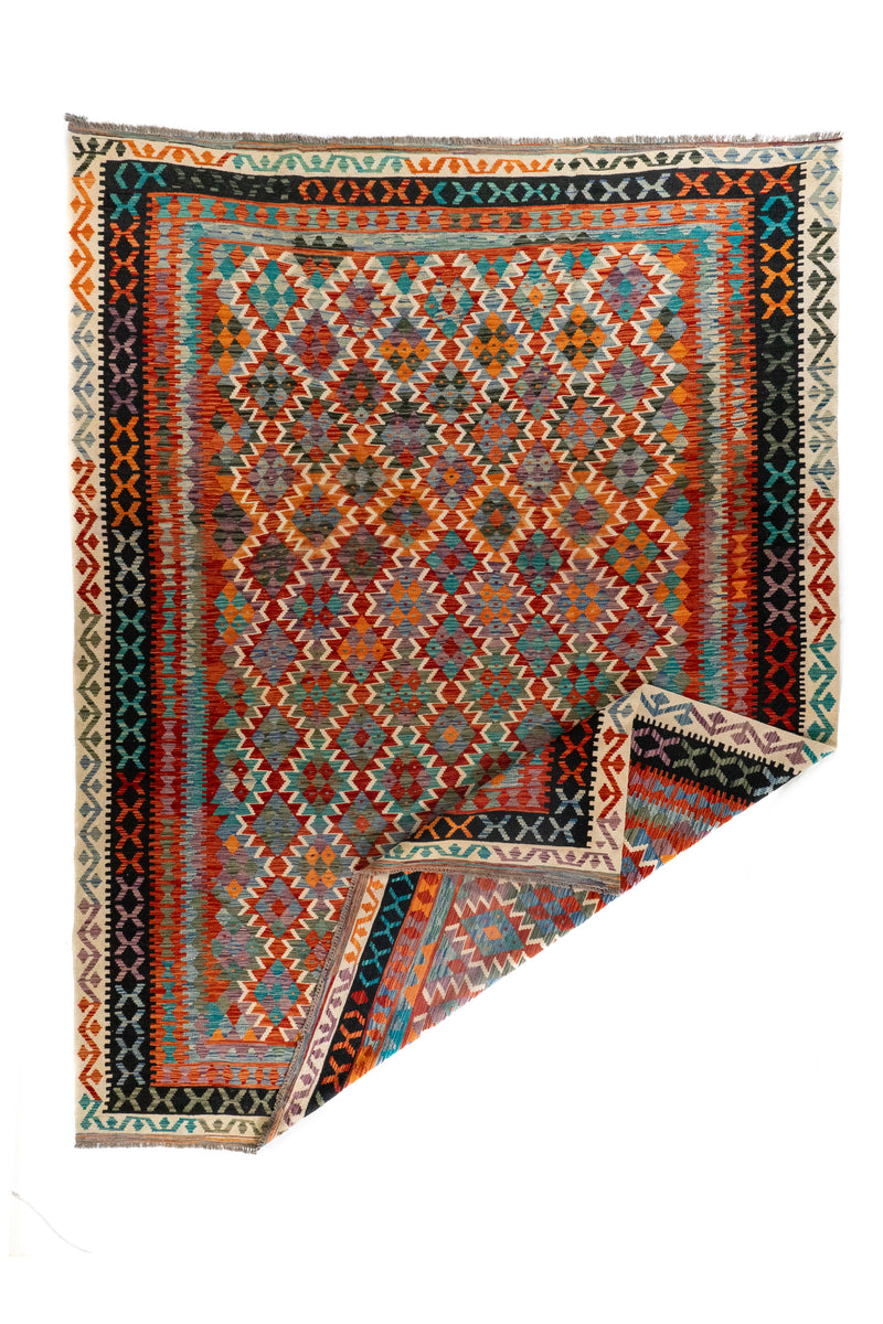 Alfombra Kilim multicolor con esquina doblada y diseño geométrico tipo tribal