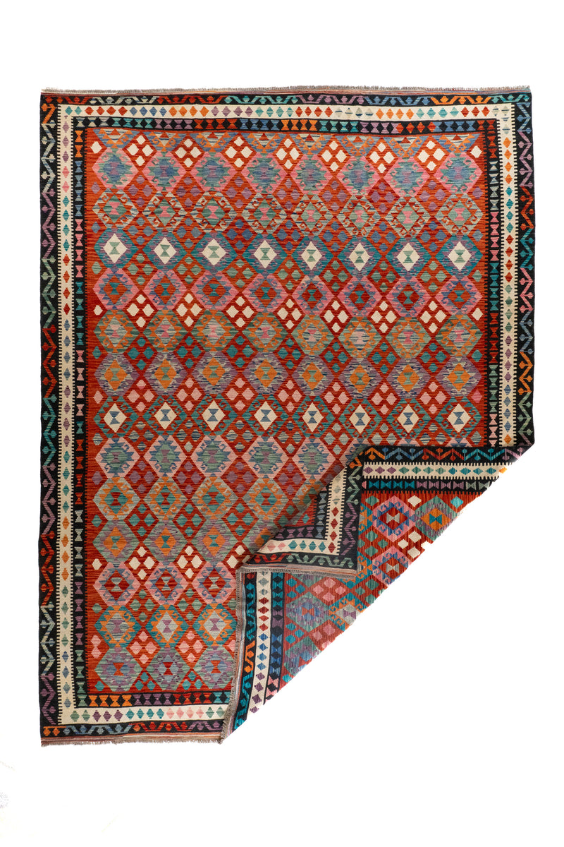 Alfombra Kilim multicolor con esquina doblada y patrón geométrico de rombos