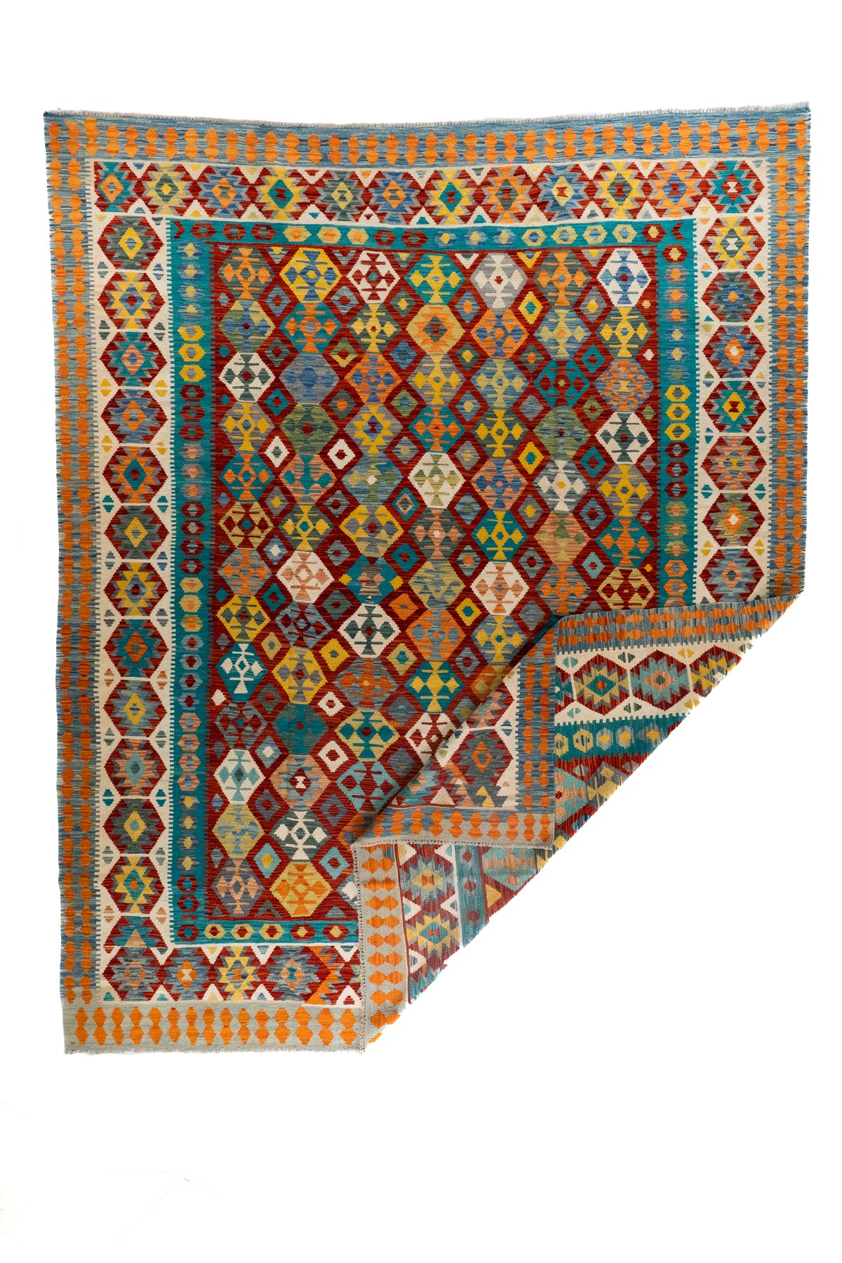 Alfombra Kilim multicolor con esquina doblada y diseño geométrico en tonos rojos, celeste y naranjas