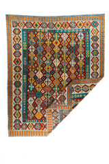 Alfombra Kilim multicolor con esquina doblada y diseño geométrico en tonos rojos, celeste y naranjas