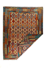 Alfombra Kilim multicolor con esquina doblada y diseño geométrico en tonos rojos y celeste