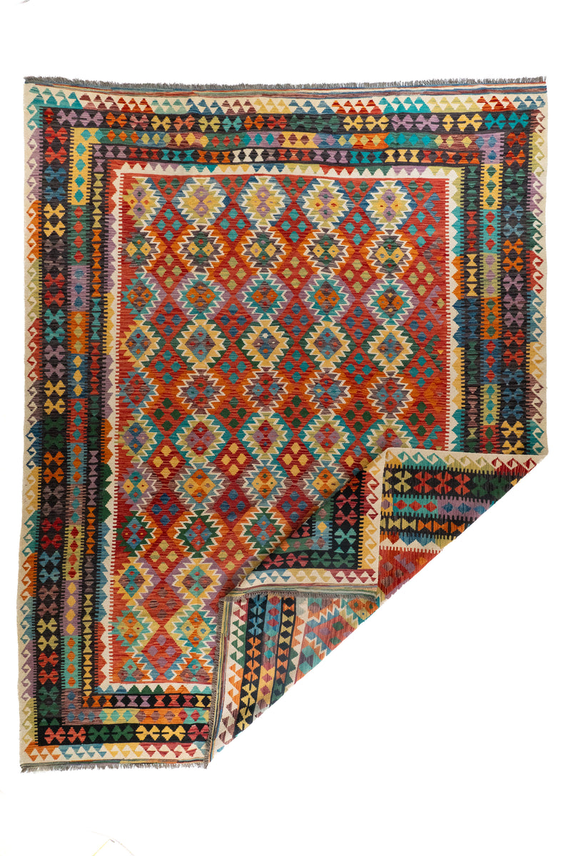 Alfombra Kilim rectangular multicolor con esquina doblada y diseño geométrico tribal