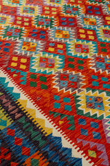 Detalle del diseño de alfombra Kilim en tonos naranja y amarillo