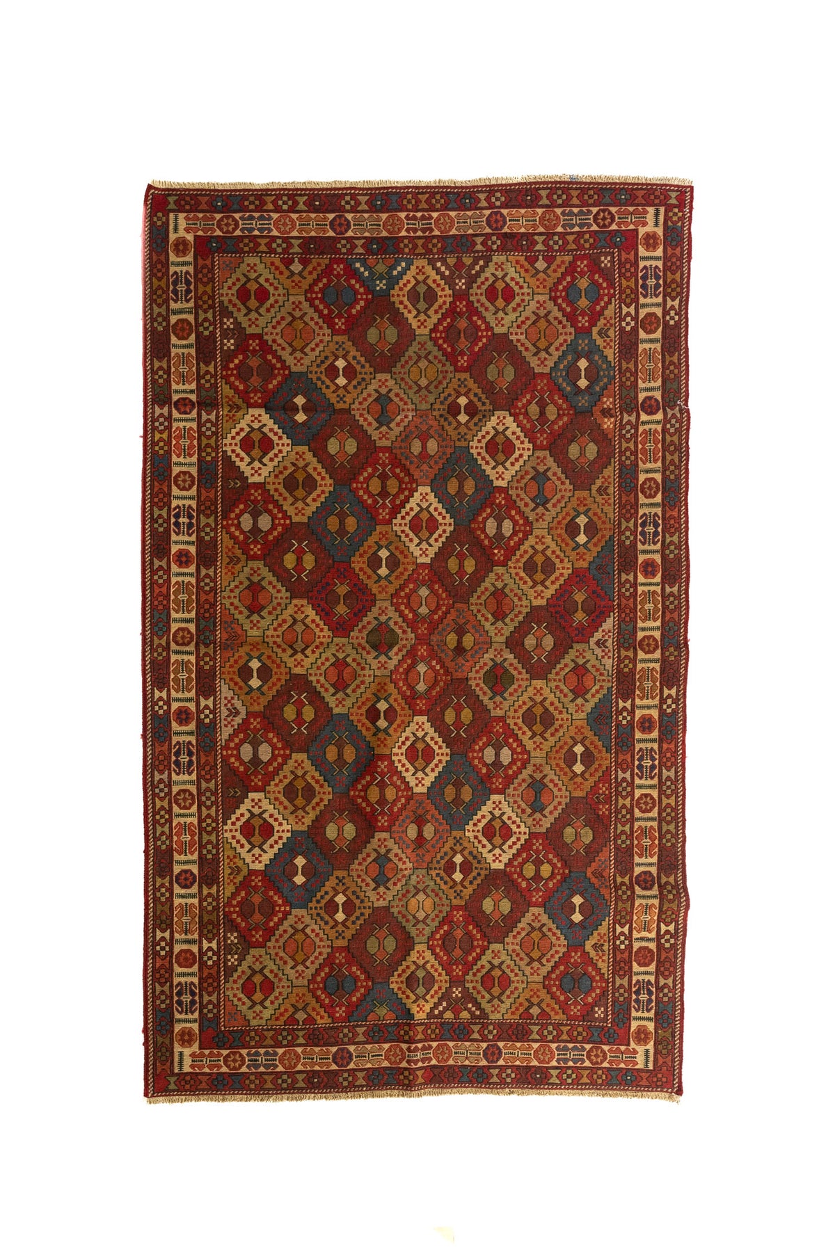 Alfombra artesanal rectangular en tonos rojo, beige, azul y marrón con diseño geométrico repetitivo y guarda decorativa clara