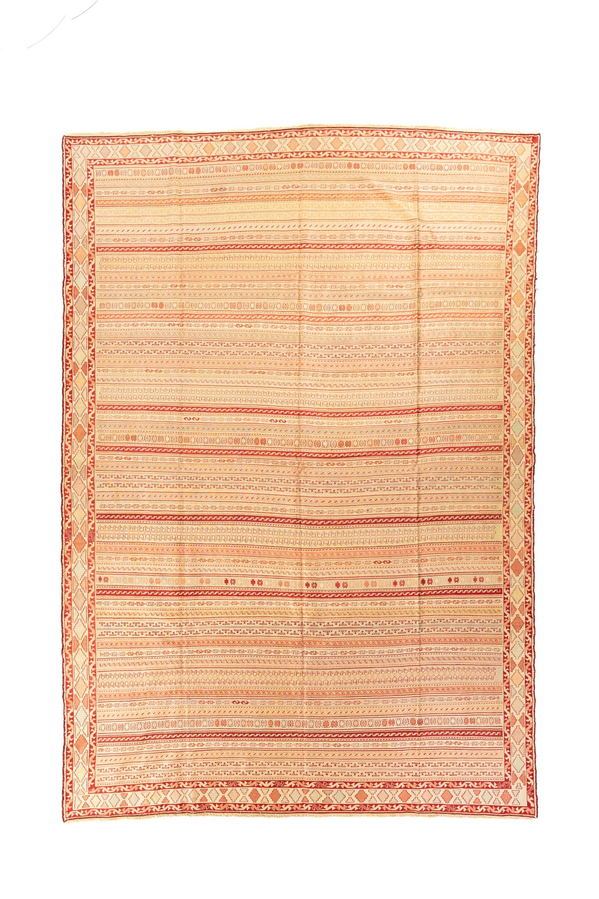 Alfombra rectangular en tonos beige, blanco suave y rojo con franjas horizontales y guarda geométrica