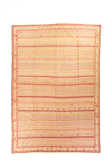 Alfombra rectangular en tonos beige, blanco suave y rojo con franjas horizontales y guarda geométrica