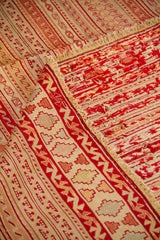 Detalle de alfombra doblada mostrando la textura tejida, el reverso y su patrón lineal tradicional