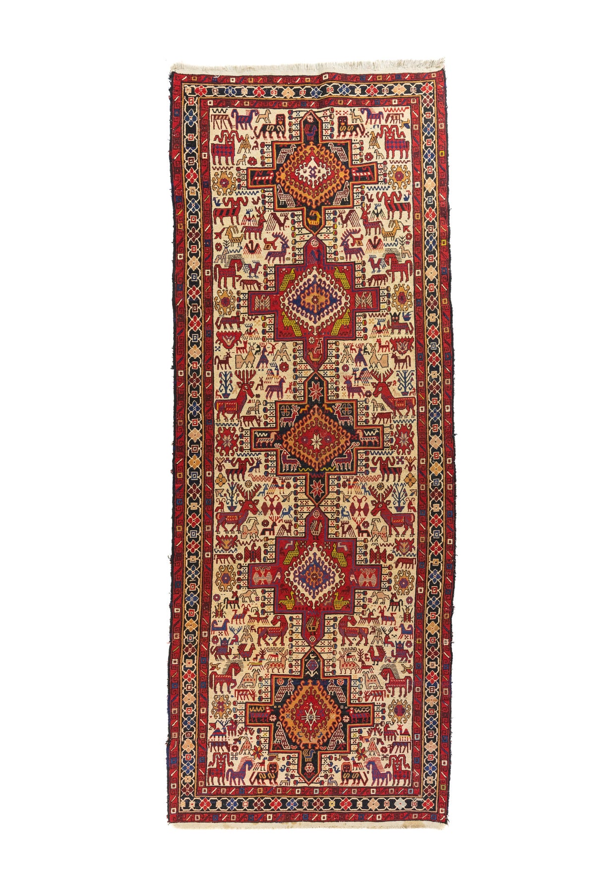 Alfombra pasillera de estilo tribal con fondo marfil, medallones geométricos en rojo y azul, y múltiples figuras de animales distribuidas en todo el diseño.