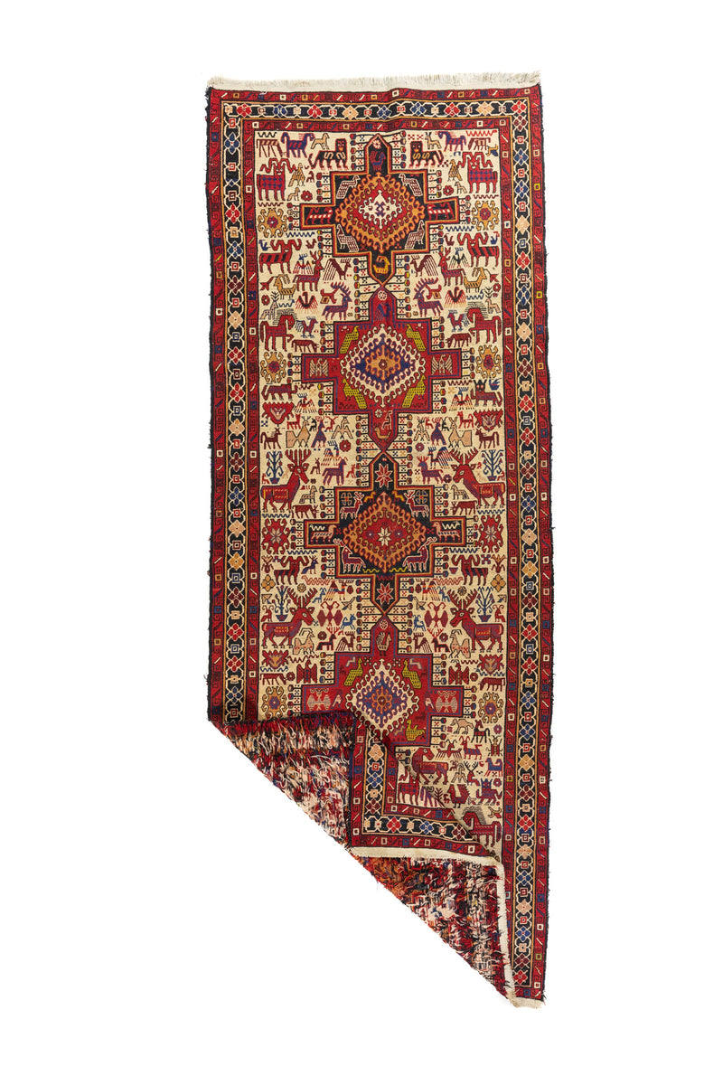 Alfombra pasillera tribal vista completa con una esquina doblada, mostrando su grosor, flexibilidad y reverso tejido.