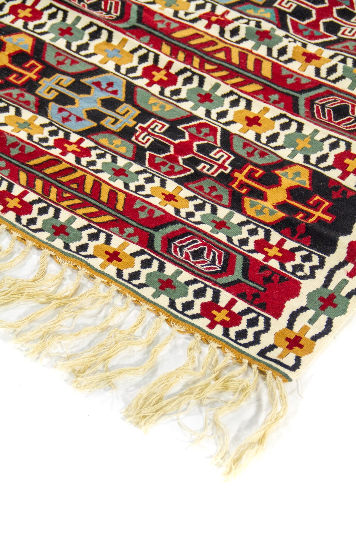 Primer plano de alfombra de estilo tribal con franjas geométricas en rojo, negro, azul claro, verde y amarillo