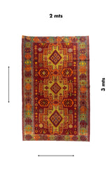 Alfombra geométrica tribal de 2 x 3 metros en tonos rojo, naranja y dorado, presentada con guía visual de medidas.