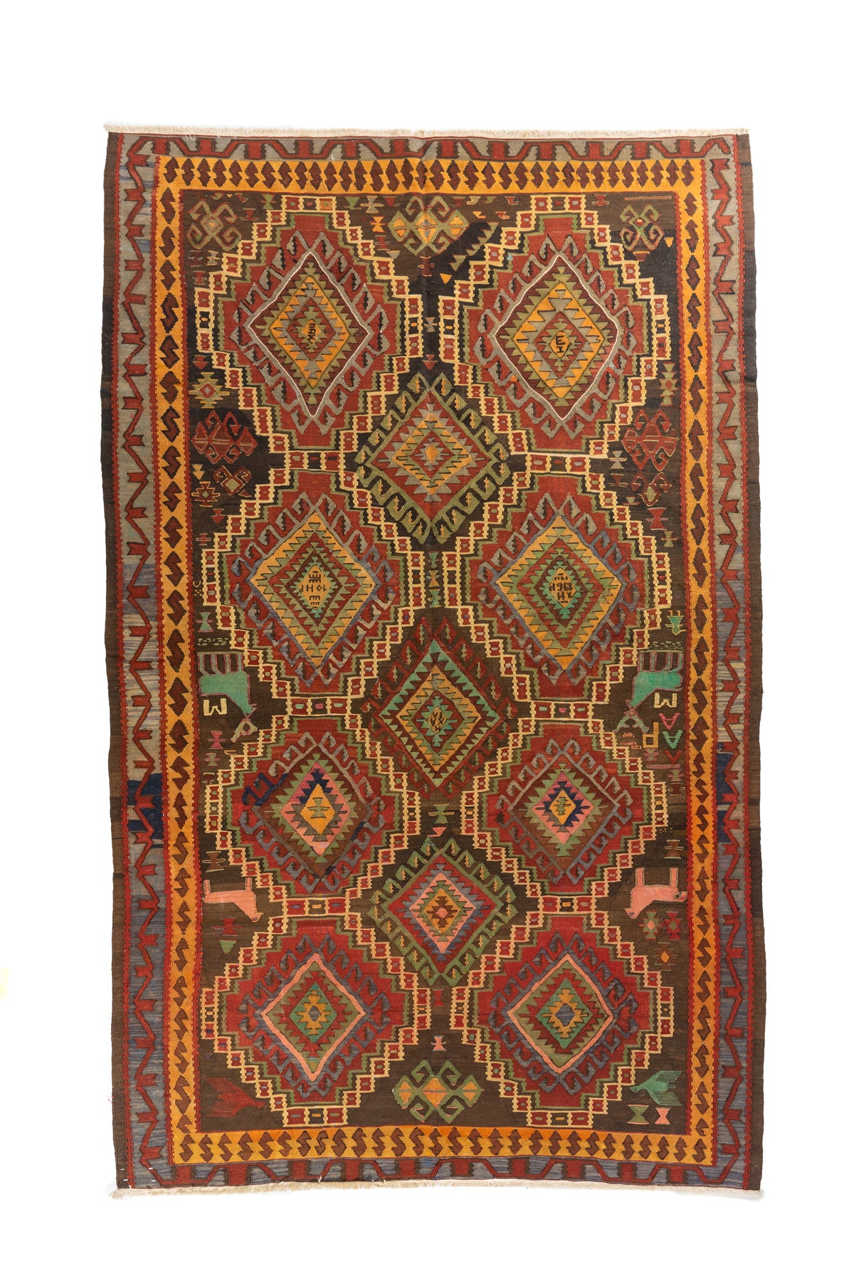 Alfombra artesanal rectangular en tonos rojo, dorado, verde y marrón con grandes rombos geométricos y guarda decorativa tribal