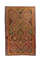 Alfombra artesanal rectangular en tonos rojo, dorado, verde y marrón con grandes rombos geométricos y guarda decorativa tribal