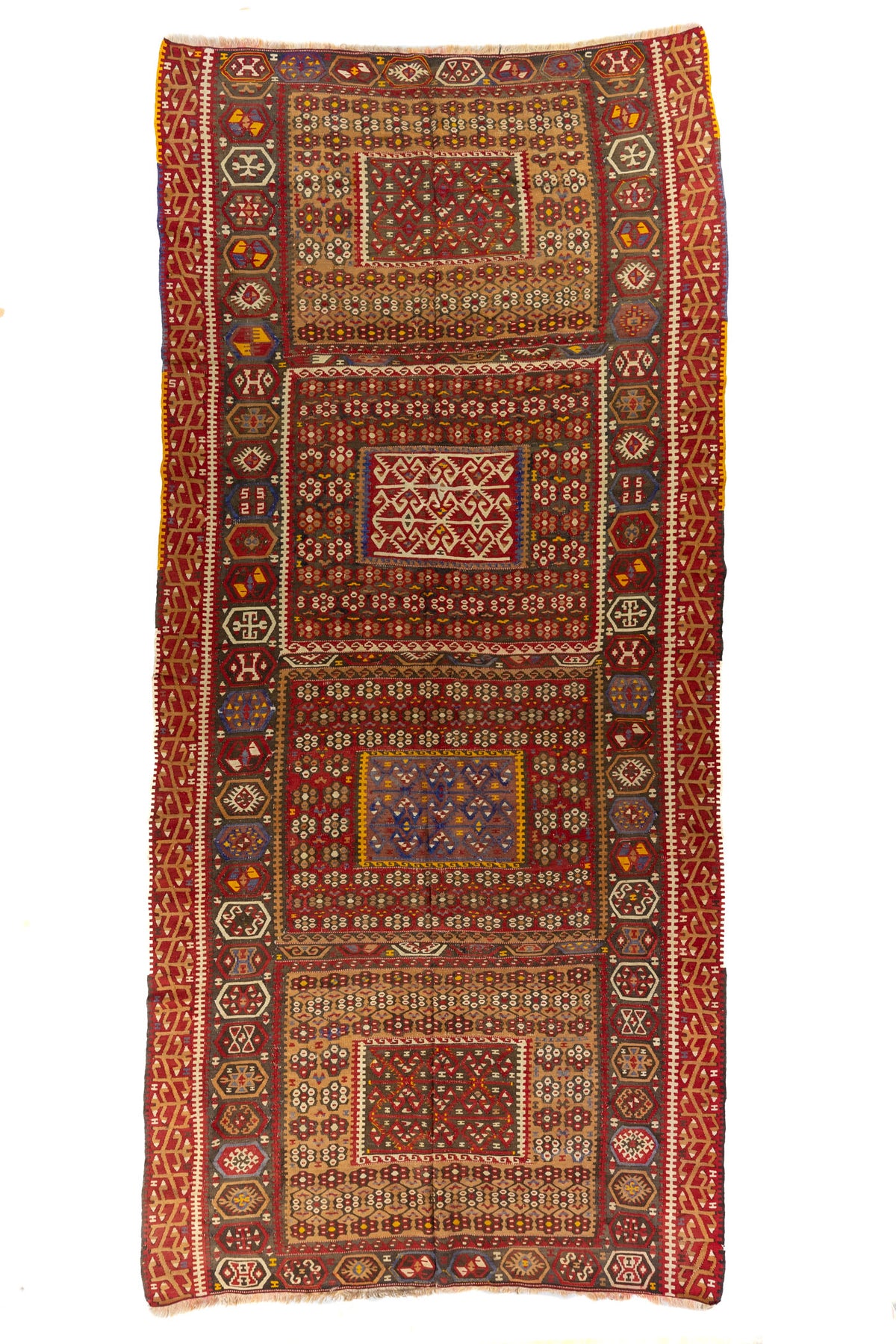 Alfombra artesanal de pasillo en tonos rojo, beige, azul y marrón con diseño geométrico tradicional y múltiples paneles decorativos