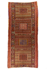 Alfombra artesanal de pasillo en tonos rojo, beige, azul y marrón con diseño geométrico tradicional y múltiples paneles decorativos
