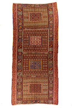 Alfombra artesanal de pasillo en tonos rojo, beige, azul y marrón con diseño geométrico tradicional y múltiples paneles decorativos
