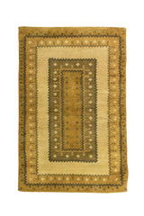 Alfombra rectangular en tonos dorado, beige y marrón con diseño geométrico de marcos concéntricos y textura suave