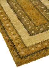 Primer plano de alfombra decorativa con franjas rectangulares en beige, dorado y marrón con pequeños motivos repetidos