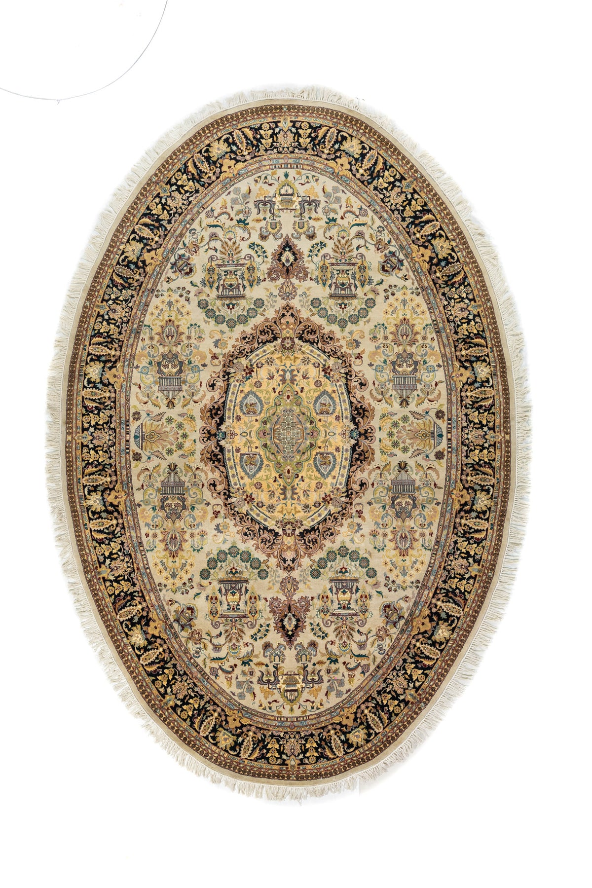 Alfombra oriental ovalada en tonos beige y blanco suave con medallón central ornamental y guarda negra con motivos florales