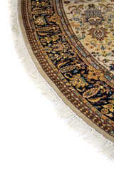 Primer plano del contorno de alfombra oriental ovalada con motivos florales clásicos y terminación con flecos