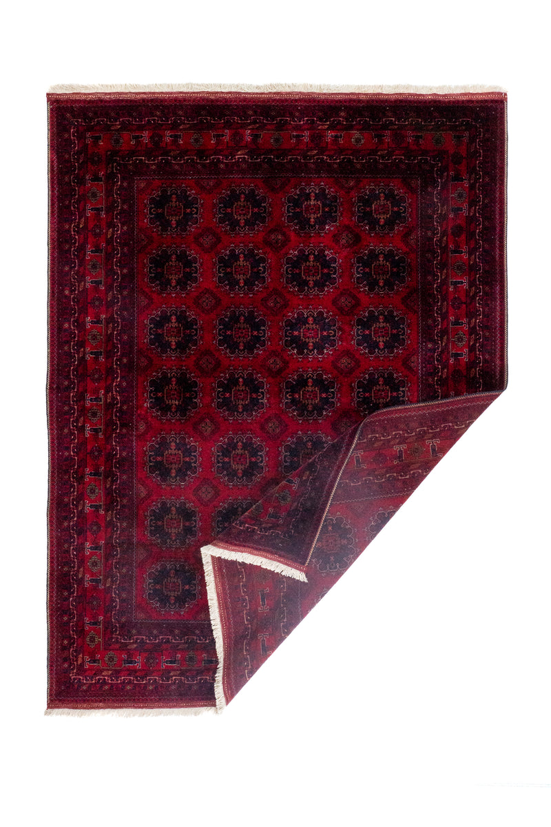 Alfombra Persa Afgan con esquina doblada, flecos y diseño geométrico en rojo oscuro