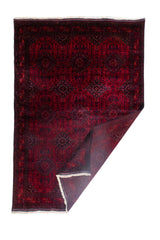 Alfombra Persa Afgan con esquina doblada, flecos blanco y patrón geométrico en rojo oscuro