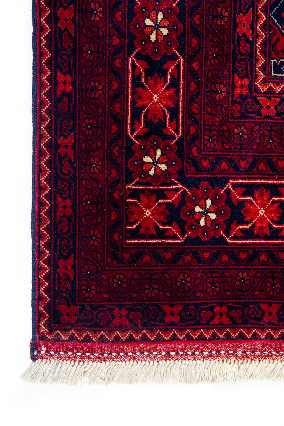 Detalle de guarda de alfombra Persa Afgan roja con motivos geométricos y flecos