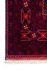 Detalle de guarda de alfombra Persa Afgan roja con motivos geométricos y flecos