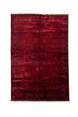 Alfombra oriental rectangular en tonos rojo y azul oscuro con diseño geométrico repetitivo y flecos beige en los extremos.