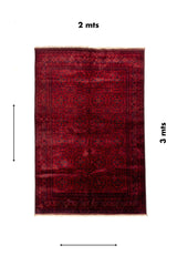 Alfombra oriental rectangular de 2 x 3 metros en color rojo intenso con diseño geométrico repetitivo y flecos beige.