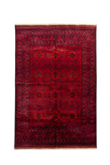 Alfombra oriental rectangular en tonos rojo intenso y azul oscuro con diseño geométrico repetitivo, medallones distribuidos en el campo central y flecos beige en los extremos.