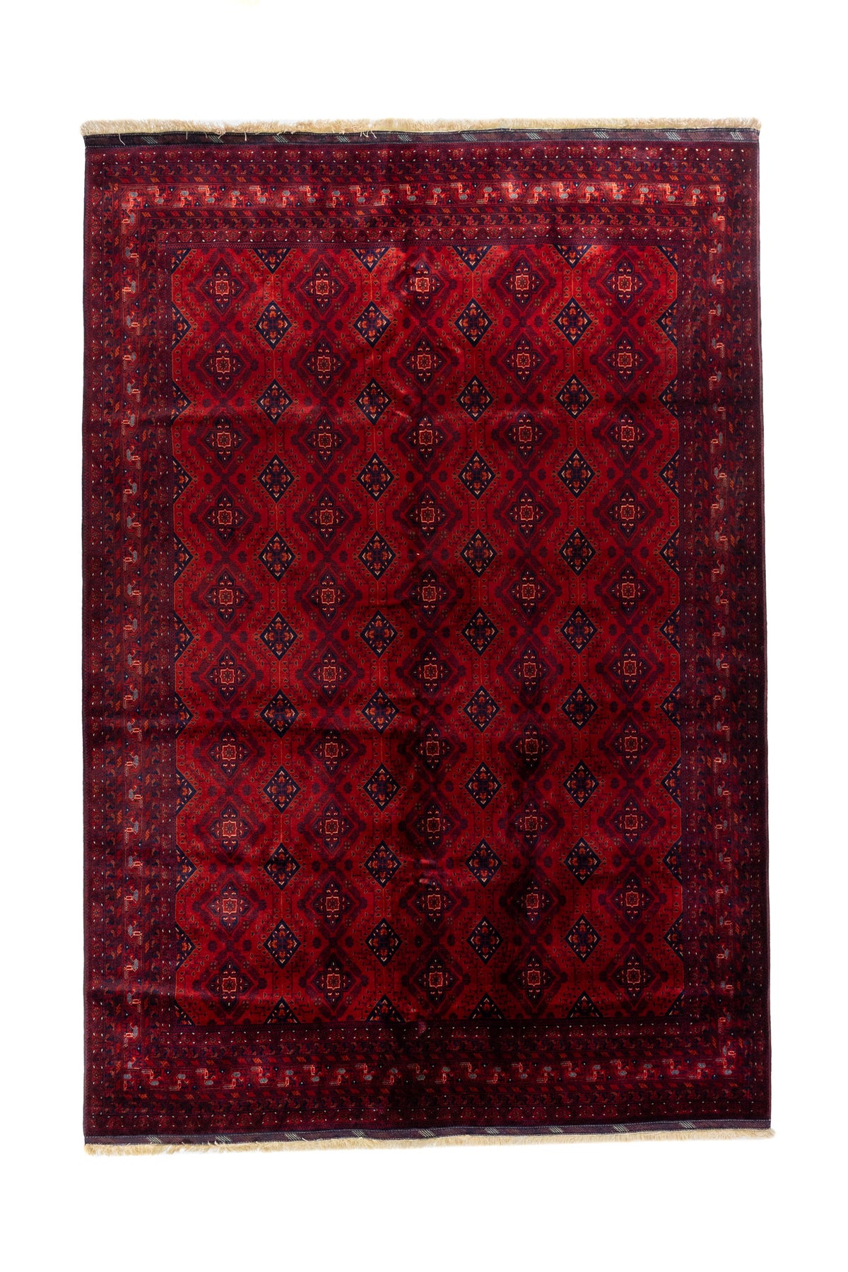 Alfombra de estilo geométrico con fondo rojo intenso, motivos repetitivos en forma de rombos y guarda oscura en tonos rojo oscuro y azul profundo.