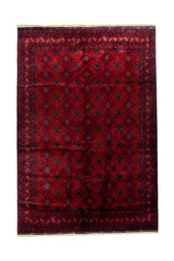 Alfombra de estilo geométrico con fondo rojo intenso, motivos repetitivos en forma de rombos y guarda oscura en tonos rojo oscuro y azul profundo.
