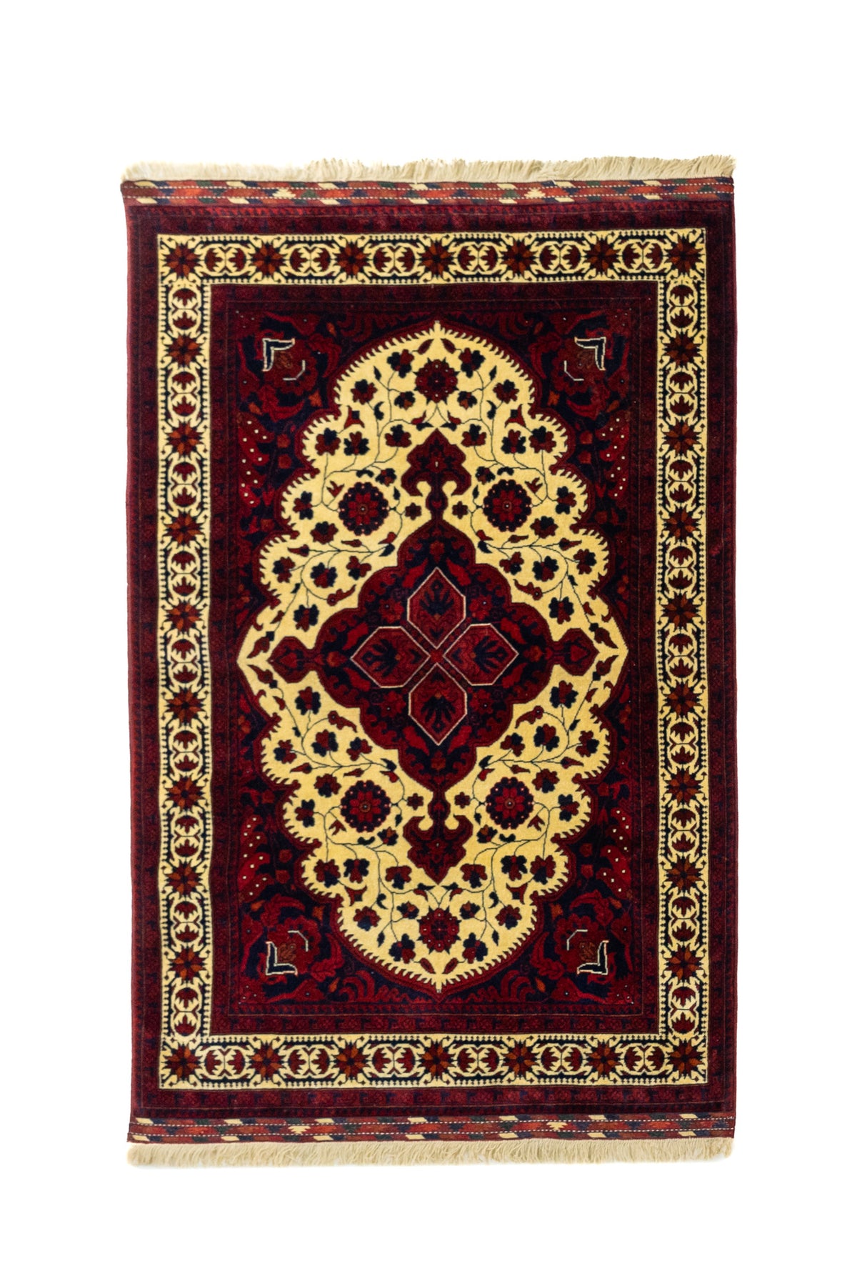 Alfombra clásica de inspiración oriental con fondo rojo oscuro, gran medallón central en tono amarillo claro y detalles florales en azul marino, rojo y beige.