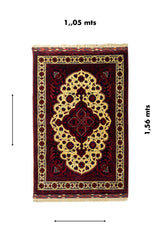 Alfombra clásica de estilo oriental con medidas señaladas de 1.05 mts de ancho por 1.56 mts de largo.