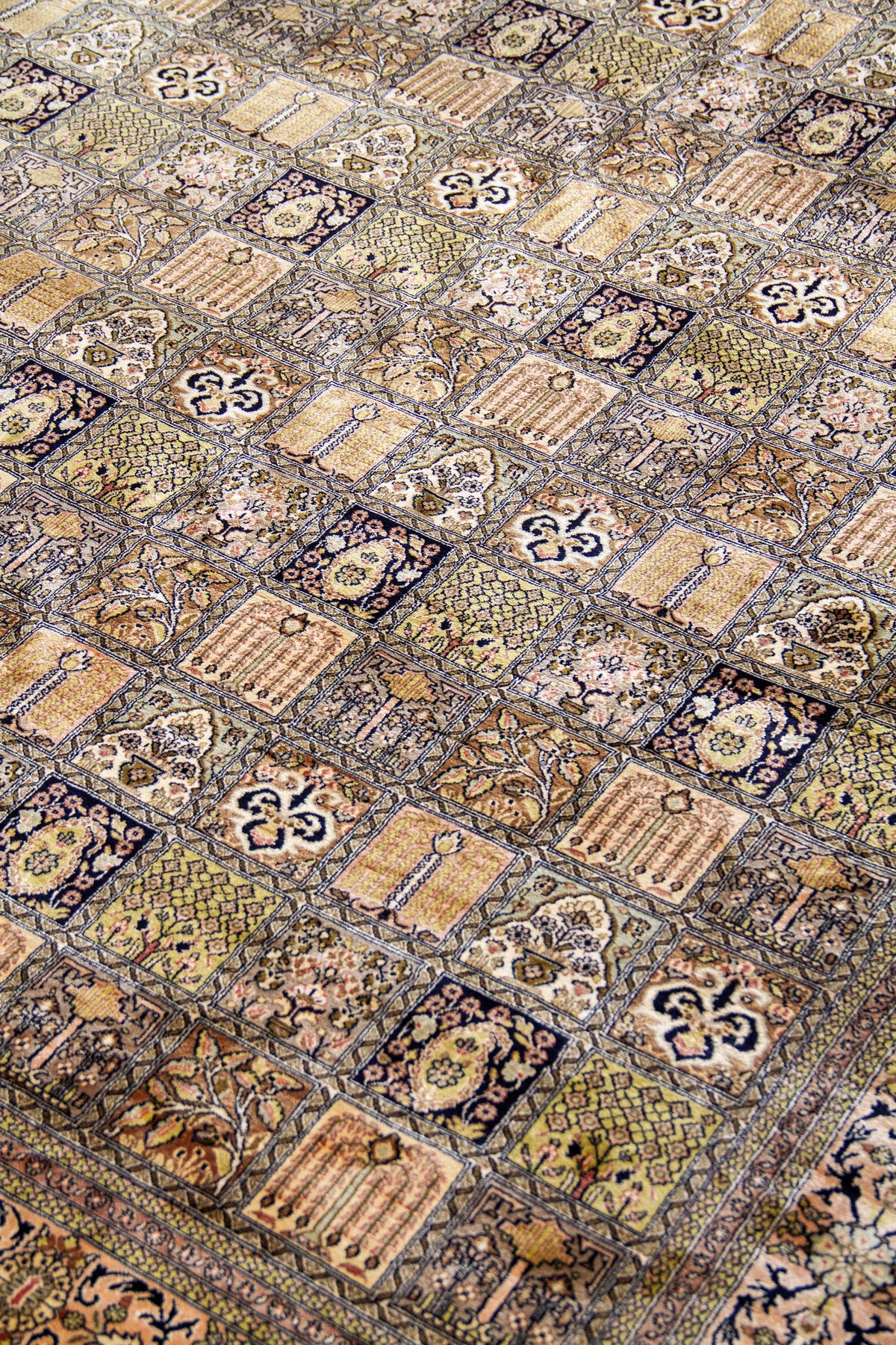 Detalle del diseño patchwork de alfombra Persa Bahtiar Seda con cuadros ornamentales