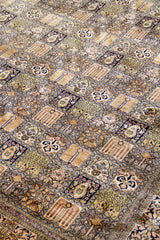 Detalle del diseño patchwork de alfombra Persa Bahtiar Seda con cuadros ornamentales