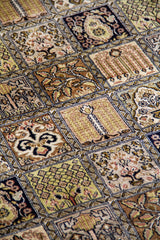 Detalle de textura y motivos florales en alfombra Persa Bahtiar Seda beige y verde