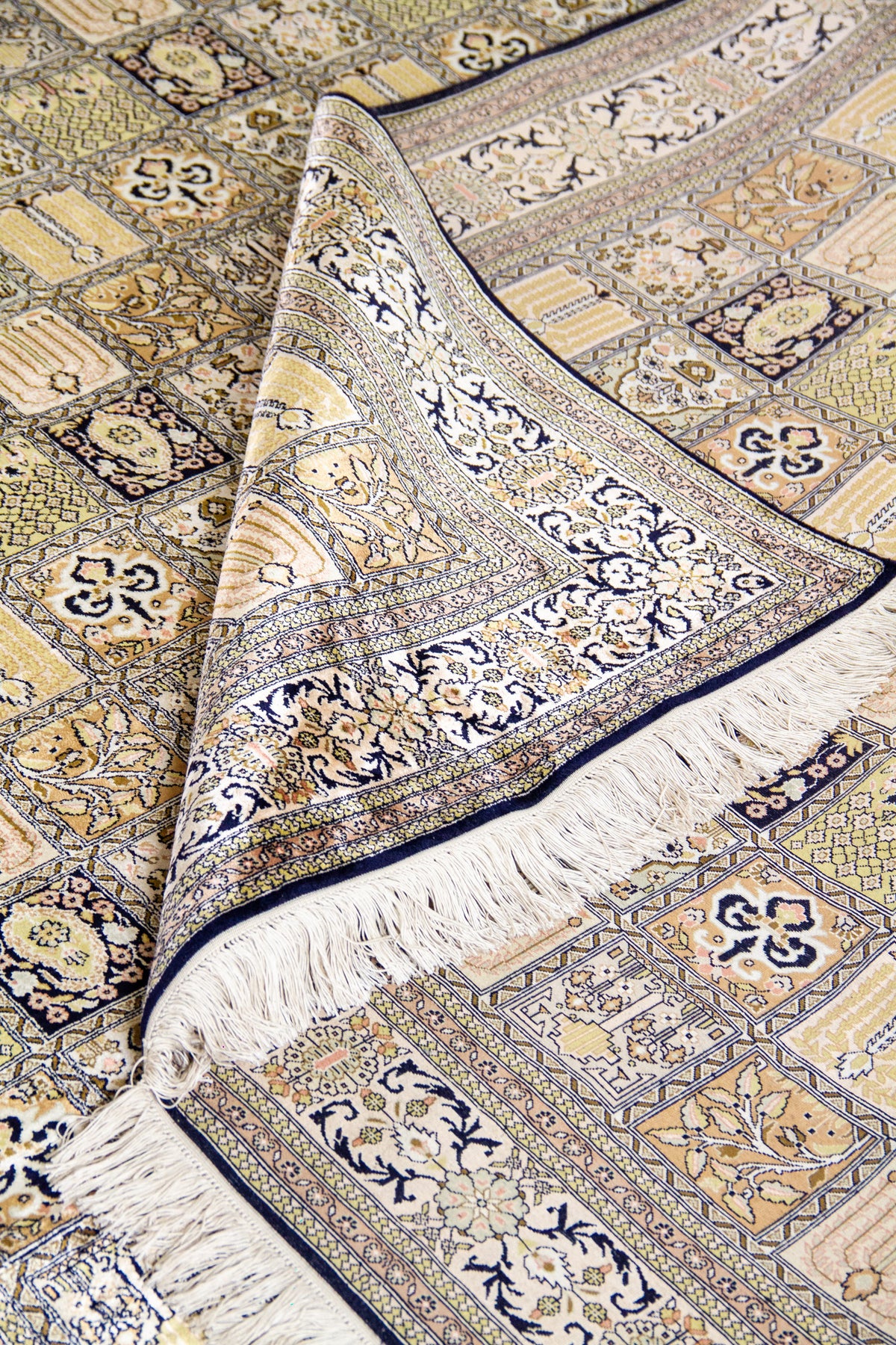 Detalle de guarda, reverso y flecos de alfombra Persa Bahtiar Seda con diseño clásico