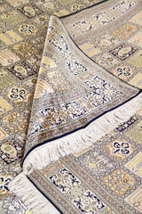 Detalle de guarda, reverso y flecos de alfombra Persa Bahtiar Seda con diseño clásico