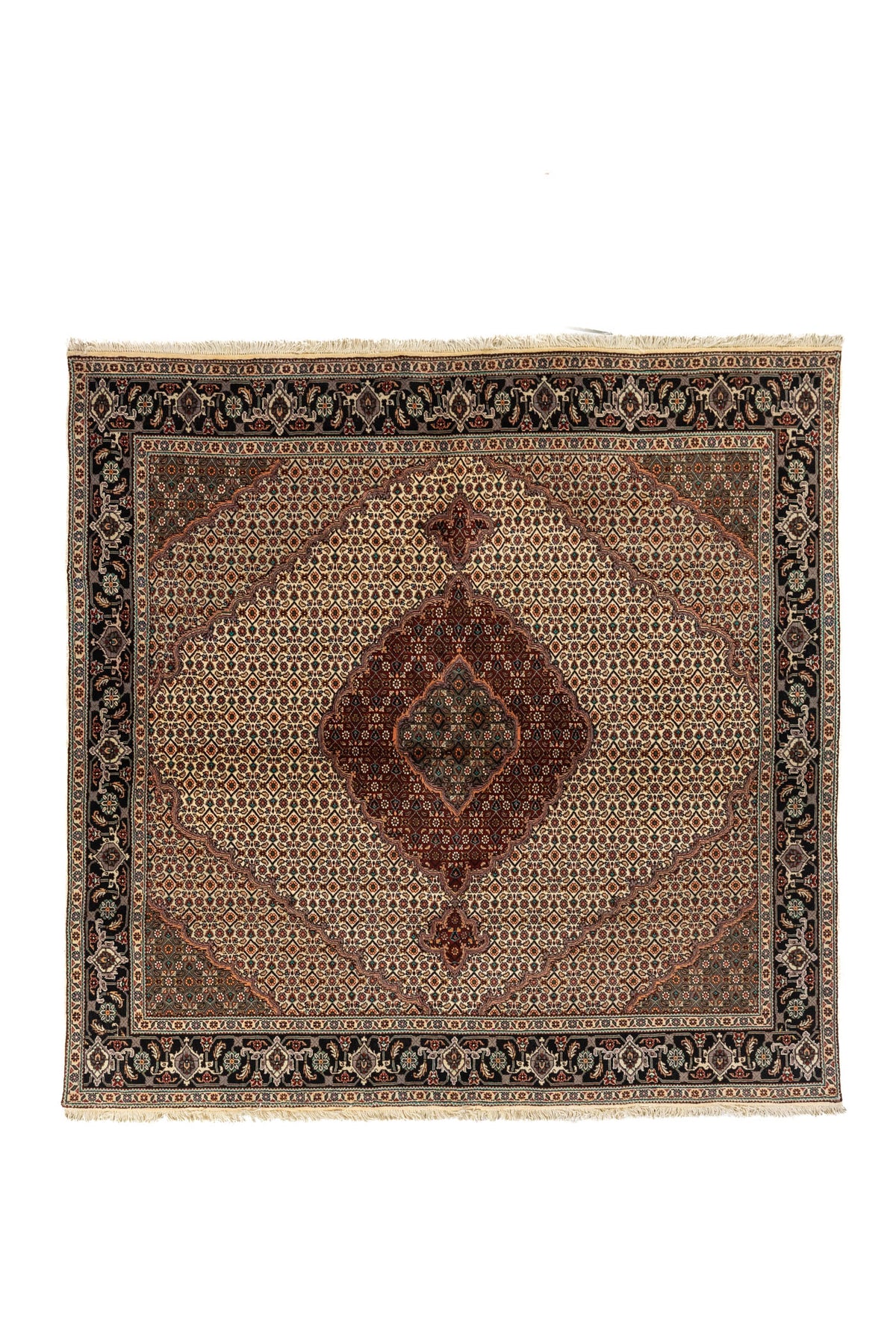 Alfombra oriental cuadrada de 2 x 2 metros con medallón central en tonos rojo oscuro sobre fondo blanco suave y guarda negra decorativa